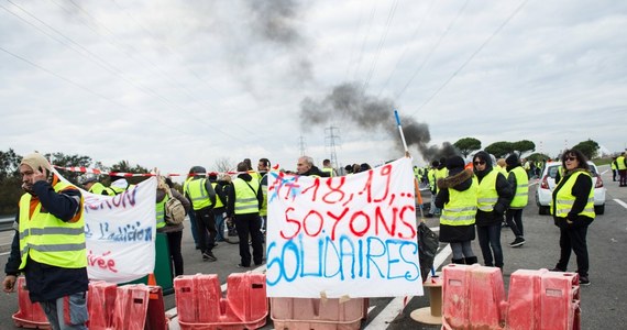 We Francji trwają blokady dróg, będące protestem przeciw niedawnej podwyżce akcyzy na paliwa. Choć protestujących jest o wiele mniej, to obserwatorzy ruch "żółtych kamizelek" już uznali za sukces. Na sobotę w Paryżu zwołano kolejną manifestację.