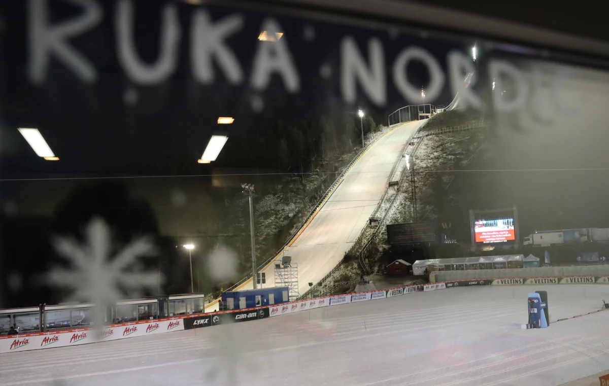 Z powodu zbyt silnego wiatru organizatorzy Pucharu Świata w skokach narciarskich w Kuusamo zdecydowali o przeniesieniu zaplanowanych na piątek kwalifikacji na sobotni poranek. Tego dnia odbędzie się też pierwszy z dwóch konkursów indywidualnych.