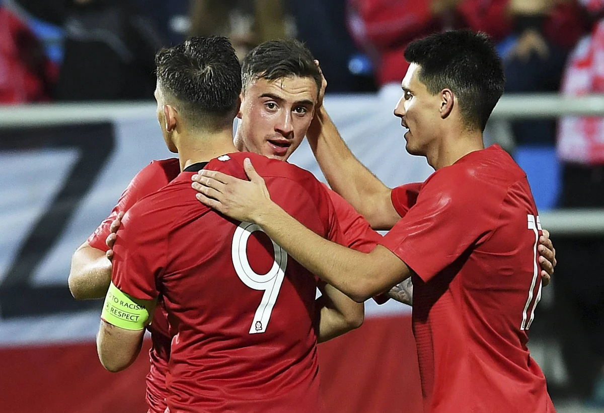 Włochy, Hiszpania, Polska i Belgia – tak wygląda grupa „A” młodzieżowych mistrzostw Europy w piłce nożnej. Impreza odbędzie się w drugiej połowie czerwca przyszłego roku we Włoszech. Drużyna Czesława Michniewicza ma zatem nieco ponad pół roku na przygotowanie doskonałej formy, która będzie bardzo potrzebna. Biało-czerwoną młodzież czeka dużo trudniejsze zadanie niż podczas zakończonych sukcesem eliminacji.