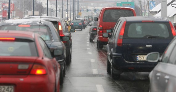 Zwiększone natężenie ruchu w niektórych miastach w związku z Czarnym Piątkiem. Parkingi w pobliżu galerii handlowych były oblężone - informują GDDKiA i komenda policji. 
