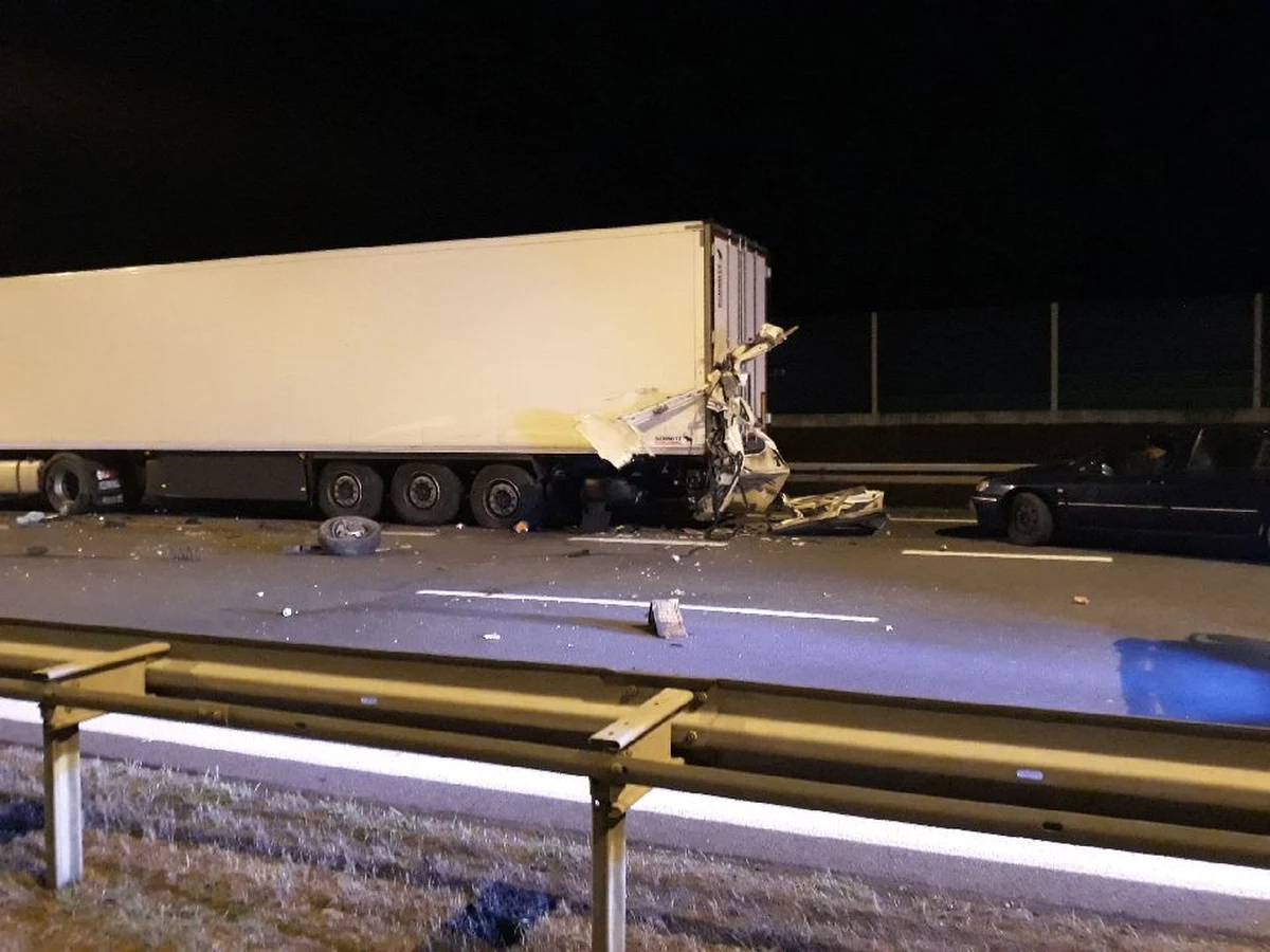 Do tragicznego wypadku doszło na autostradzie A2 w Wielkopolsce. Jak informowaliście na Gorącą Linię RMF FM bus wjechał w tył ciężarówki. 