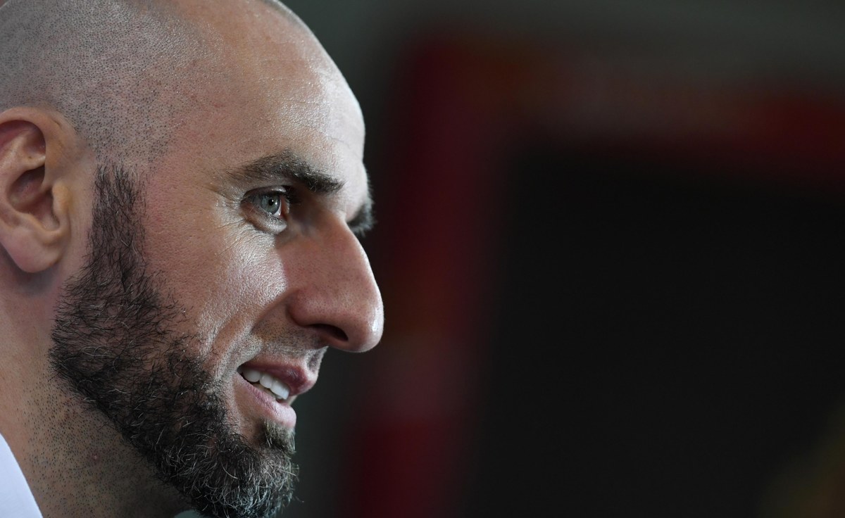 Marcin Gortat zdobył sześć punktów, a jego Los Angeles Clippers pokonali we własnej hali Memphis Grizzlies 112:107 po dogrywce w piątkowym meczu ligi NBA. Zespół polskiego koszykarza z bilansem 12-6 zajmuje drugie miejsce w Konferencji Zachodniej. Środkowy z Łodzi mecz rozpoczął w podstawowej piątce, a na parkiecie łącznie spędził 17 minut. Wykorzystał ten czas bardzo dobrze. Trafił trzy z czterech rzutów z gry, a oprócz sześciu punktów miał także siedem zbiórek i asystę. Popełnił jedną stratę i jeden faul.