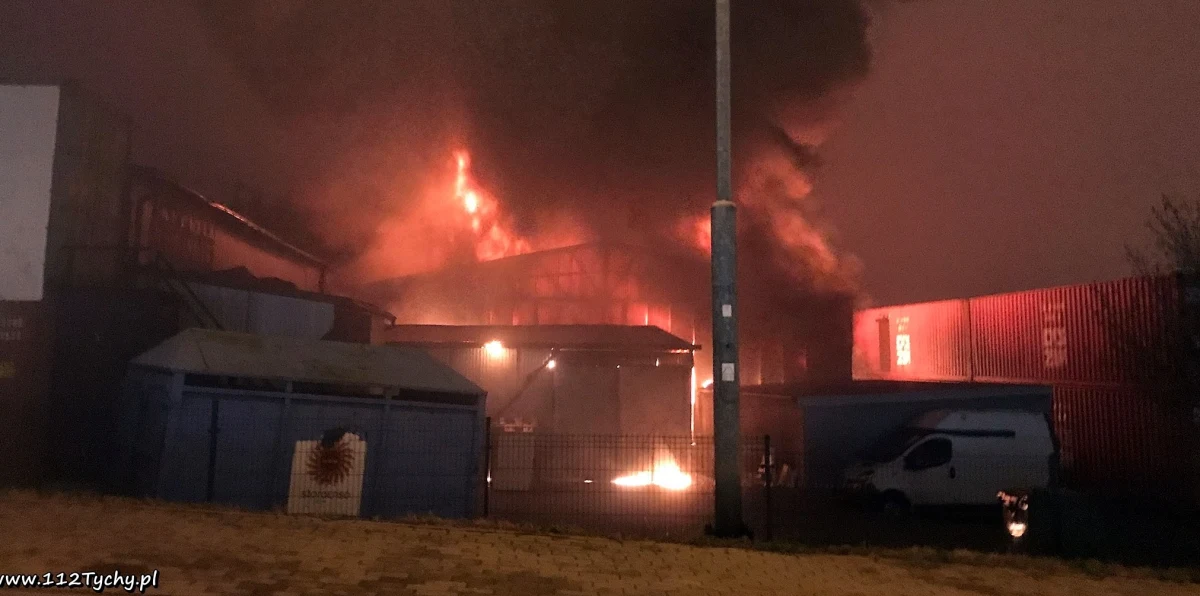 Strażacy dogaszają pożar w Mikołowie w woj. śląskim, gdzie w piątek zapaliła się hurtownia zabawek przy ul. Gliwickiej. Ogień rozprzestrzenił się także na sąsiedni magazyn. Nie ma osób poszkodowanych.