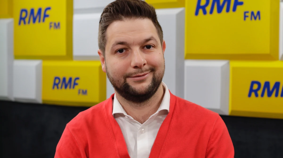 "Przez wiele lat nikt nie miał odwagi zmierzyć się z władzą sądowniczą w Polsce (...). Fragmenty z których się wycofujemy, to fragmenty które od samego początku nie były dla nas najważniejsze" - mówi Patryk Jaki gość Krzysztofa Ziemca w RMF FM, pytany o nowelizację ustawy o Sądzie Najwyższym. Według wiceministra sprawiedliwości, najważniejsza jest izba dyscyplinarna, a ta "póki co zostaje". "Nie pełni się funkcji samemu dla siebie. Są tacy sędziowie, którzy powinni przeprosić ludzi" - twierdzi gość RMF FM. "Chciałbym, żebyśmy mogli rozmawiać o zmianach w sądownictwie, które są bardzo trudne. Rozmawiać bez wzajemnego obrzucania się winą" - zapewnia. Patryk Jaki pytany kim jest Małgorzata Gersdorf, odpowiada: uważam, że nie jest pierwszym prezesem Sądu Najwyższego. "Jeżeli prezydent podpisze ustawę, to się zmieni" - tłumaczy. 
