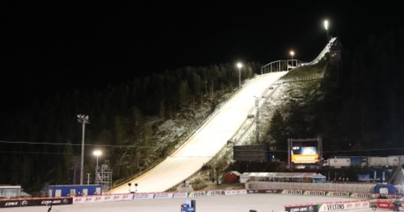 Kwalifikacje do konkursu Pucharu Świata w skokach narciarskich w Kuusamo zostały przełożone na godz. 15.15. Powodem takiej decyzji był silny wiatr. 