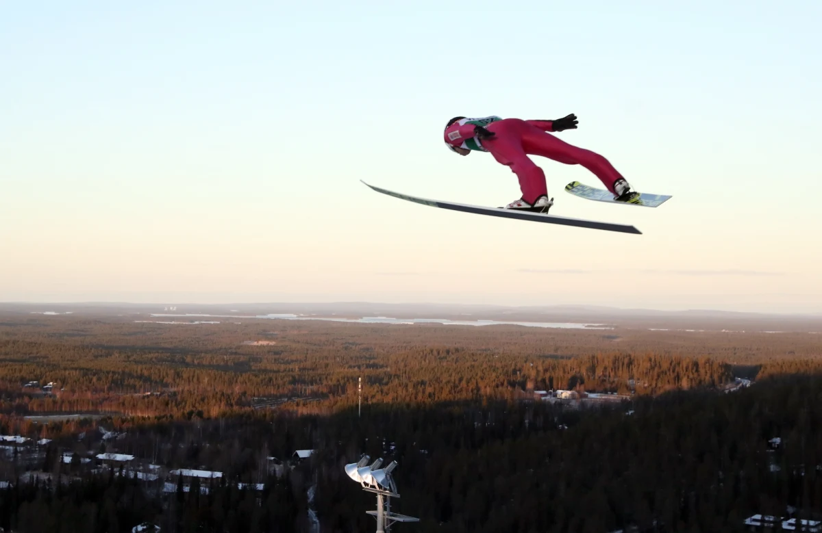 Doskonały występ Kamila Stocha i Piotra Żyły w konkursie Pucharu Świata w fińskim Kuusamo! Stoch skoczył 140,5 m i uplasował się w zawodach na drugiej pozycji, Żyła wylądował na 136. metrze i najniższym stopniu podium! Wygrał Japończyk Ryoyu Kobayashi, który skoczył 138,5 m.