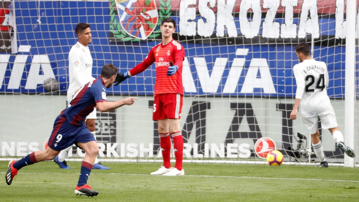 Piłkarze Realu Madryt sensacyjnie przegrali na wyjeździe z baskijską drużyną Eibar 0:3 w meczu 13. kolejki hiszpańskiej ekstraklasy. To pierwsza porażka "Królewskich" pod wodzą nowego trenera Santiago Solariego.