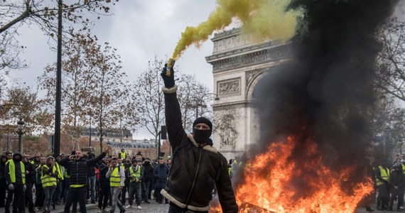 Ponad sześć godzin trwały wielkie sobotnie protesty w Paryżu podczas których doszło do starć z policją. Francuzi sprzeciwiający się polityce Emmanuela Macrona zaatakowali kamieniami, butelkami i metalowymi prętami funkcjonariuszy, którzy odpowiedzieli gazem łzawiącym, granatami hukowymi, armatkami wodnymi i pałkami. Spalona została ciężarówka. W stolicy odbyły się największe demonstracje, ale „żółte kamizelki” pojawiły się w sobotę na ulicach wielu francuskich miast. W Paryżu protestowało osiem tysięcy osób, w całej Francji 106 tysięcy. Zatrzymano ponad 130 osób, w tym ponad 40 w stolicy.