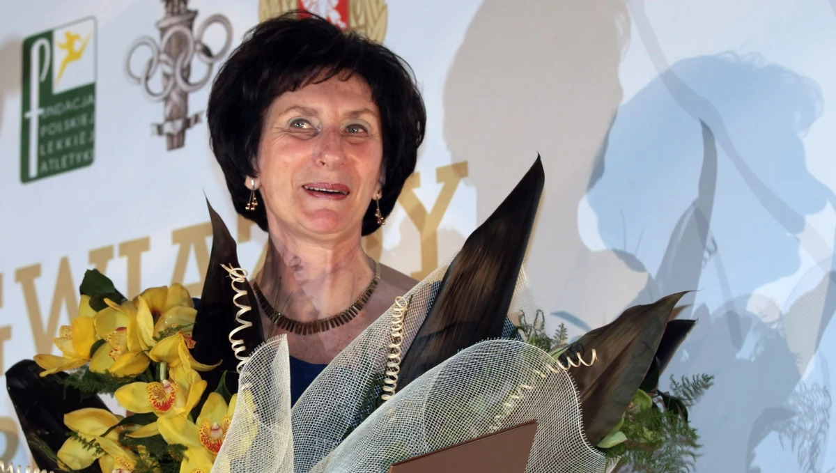 Mało udane - tak najdelikatniej można opisać upamiętnienie postaci legendarnej polskiej lekkoatletki Ireny Szewińskiej w szkole podstawowej w Łomiankach. Placówka od października nosi imię słynnej sportsmenki. Emocje wzbudziła jednak tablica pamiątkowa, na której przedstawiono wizerunek Ireny Szewińskiej. Czy raczej: chciano przedstawić…