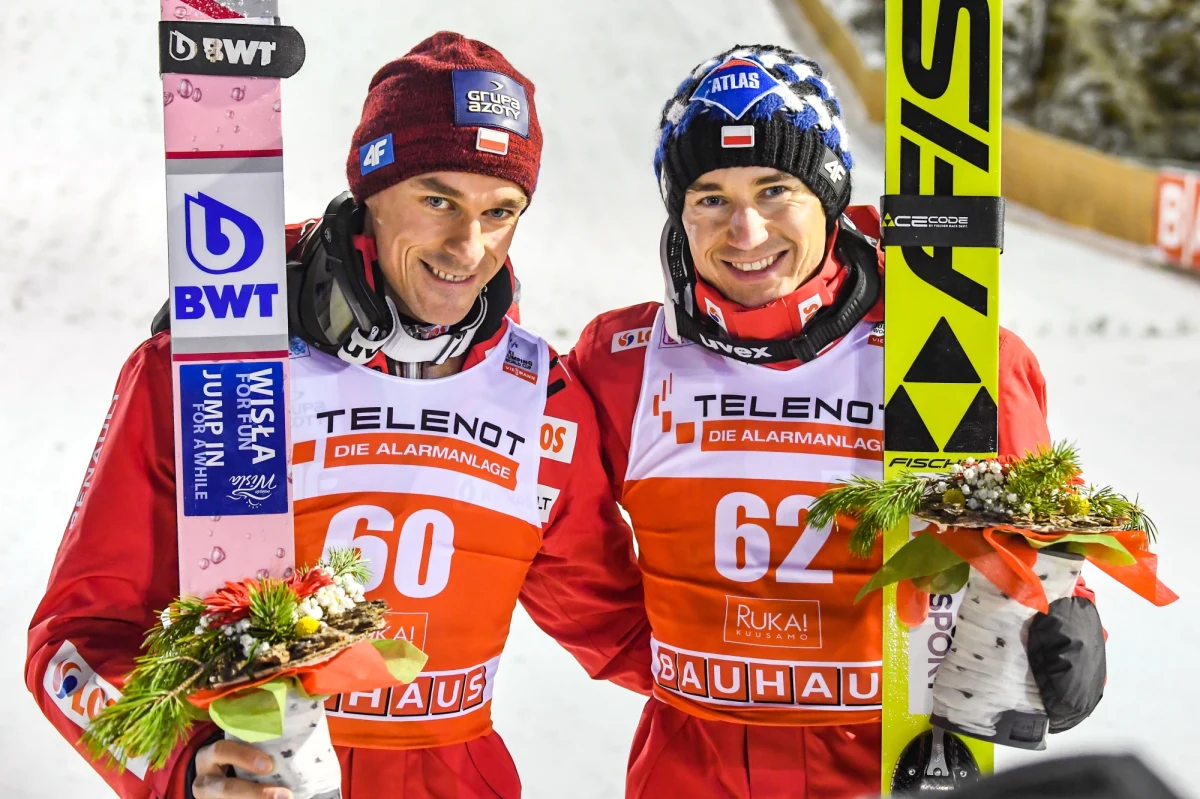 Sześciu Polaków zobaczyliśmy na skoczni Rukatunturi w sobotnim konkursie Pucharu Świata. Przed tymi zawodami żaden z nich nie zdołał wywalczyć w Kuusamo miejsca w pierwszej trójce. Tym razem na podium wskoczyło aż dwóch! Kamil Stoch uzyskał odległość 140,5 m i uplasował się na drugiej pozycji, Piotr Żyła wylądował na 136. metrze i najniższym stopniu podium! Konkurs wygrał Japończyk Ryoyu Kobayashi, który skoczył 138,5 m. Zobaczcie skoki czołowej trójki z Kuusamo!