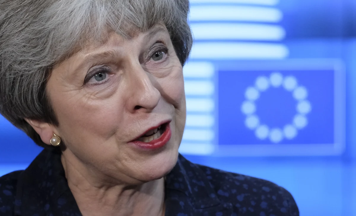 Premier Wielkiej Brytanii Theresa May w opublikowanym liście otwartym do Brytyjczyków zaapelowała o poparcie dla wynegocjowanego porozumienia z UE w sprawie Brexitu. List publikują niedzielne wydania czołowych brytyjskich czasopism. W "dramatycznym i bezpośrednim" - jak podkreśla Reuters - apelu do brytyjskiej opinii publicznej, May zwróciła uwagę, że porozumienie "uwzględnia wynik" referendum z 2016 r., w którym 52 proc. Brytyjczyków opowiedziało się za opuszczeniem UE."Porozumienie leży w naszym narodowym interesie - dla naszego całego kraju i całego narodu, niezależnie od tego czy głosowałeś(aś) +opuścić+, czy +pozostać" - napisała premier.