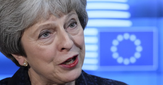 Premier Wielkiej Brytanii Theresa May w opublikowanym liście otwartym do Brytyjczyków zaapelowała o poparcie dla wynegocjowanego porozumienia z UE w sprawie Brexitu. List publikują niedzielne wydania czołowych brytyjskich czasopism. W "dramatycznym i bezpośrednim" - jak podkreśla Reuters - apelu do brytyjskiej opinii publicznej, May zwróciła uwagę, że porozumienie "uwzględnia wynik" referendum z 2016 r., w którym 52 proc. Brytyjczyków opowiedziało się za opuszczeniem UE."Porozumienie leży w naszym narodowym interesie - dla naszego całego kraju i całego narodu, niezależnie od tego czy głosowałeś(aś) +opuścić+, czy +pozostać" - napisała premier.
