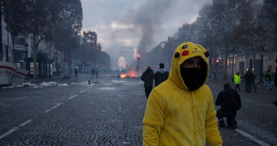 W ostrych słowach prezydent Francji Emmanuel Macron potępił "akty przemocy", do jakich doszło na Polach Elizejskich w Paryżu podczas demonstracji przeciwników podwyżek akcyzy na paliwa i wzrostu kosztów utrzymania. Demonstracje odbyły się też w innych miastach Francji. "Hańba tym, którzy atakowali (policję). Hańba tym, którzy dopuszczali się przemocy wobec innych obywateli...Nie ma miejsca na taką przemoc w Republice" - napisał Macron na Twitterze.