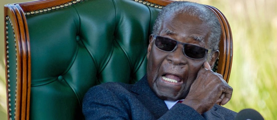 94-letni Robert Mugabe - były prezydent Zimbabwe, jest od 2 miesięcy leczony w Singapurze i nie może samodzielnie chodzić. W przyszłym tygodniu powinien powrócić do kraju - poinformował obecny prezydent tego kraju Emmerson Mnangagwa. Nie ujawnił jednak, na jaką chorobę cierpi Mugabe.