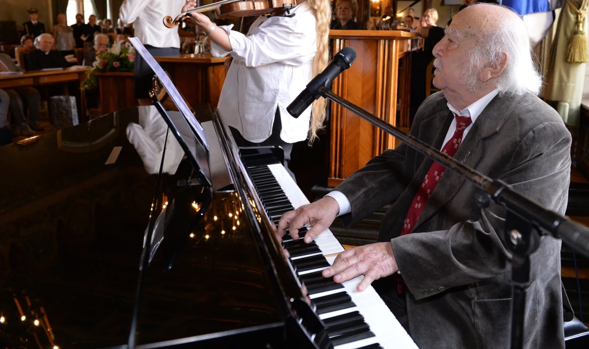 Leopold Kozłowski – kompozytor, dyrygent i pianista w poniedziałek będzie obchodził setne urodziny. Artysta nazywany „ostatnim klezmerem Galicji” od 1945 r. związany jest z krakowskim Kazimierzem. W 2014 roku Kozłowski został honorowym obywatelem Krakowa.
