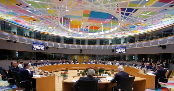 Przywódcy państw i rządów 27 krajów UE zatwierdzili w niedzielę na szczycie w Brukseli umowę ws. wyjścia Wielkiej Brytanii z UE i deklarację polityczną ws. przyszłych relacji. Dokument "rozwodowy" musi zostać teraz przegłosowany przez parlamenty europejski i brytyjski. "UE27 zatwierdziła umowę ws. wyjścia i deklarację polityczną w sprawie przyszłych stosunków między Unią Europejską a Zjednoczonym Królestwem" - ogłosił na Twitterze krótko po rozpoczęciu szczytu w tej sprawie szef Rady Europejskiej Donald Tusk.