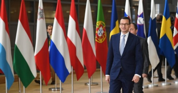 "Umowa w sprawie wyjścia Wielkiej Brytanii z UE gwarantuje prawa Polaków na Wyspach, interesy polskich firm i unijny budżet" - powiedział premier Mateusz Morawiecki po zakończeniu niedzielnego szczytu UE ws. Brexitu. Przywódcy państw i rządów 27 krajów UE zatwierdzili umowę ws. wyjścia Wielkiej Brytanii z UE i deklarację polityczną ws. przyszłych relacji. Dokument "rozwodowy" musi zostać teraz przegłosowany przez parlamenty europejski i brytyjski. "Porozumienie ws. Brexitu to wynik długich negocjacji, w których Polska od początku zachęcała do kompromisu" - dodał szef polskiego rządu. 