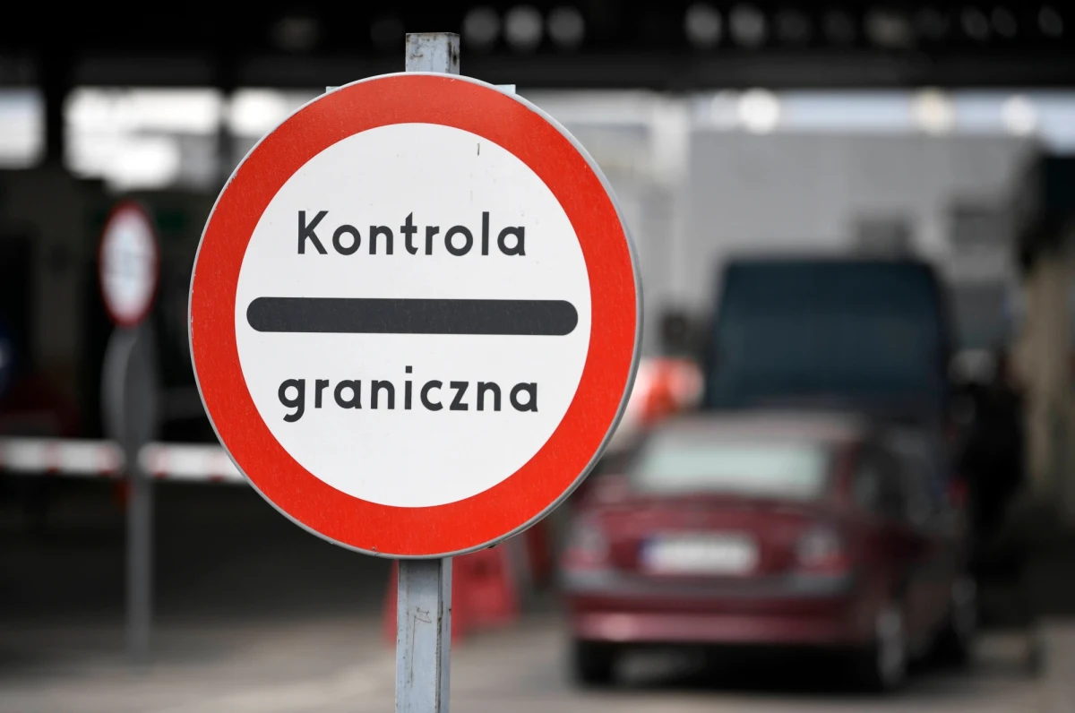 Wstrzymane zostały odprawy samochodów na granicach polsko-ukraińskiej. To wynik blokady dróg dojazdowych do przejść. Powodem jest protest ukraińskich kierowców, którzy są niezadowoleni z zaostrzenia zasad wwozu samochodów zarejestrowanych w krajach trzecich, które dotychczas - ze względu na luki prawne - były użytkowane bez zmiany numerów rejestracyjnych i uiszczania opłat skarbowych na terytorium Ukrainy. O tym problemie poinformowali nas słuchacze dzwoniący na Gorącą Linię RMF FM. 