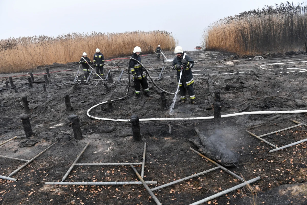 Są zarzuty za podpalenie spacerowej promenady w Trzebieży w Zachodniopomorskiem.  Usłyszało je dwóch młodych mężczyzn. Straty za spalone 700 metrów pomostów nad Zalewem Szczecińskim przekroczą 3 miliony złotych.