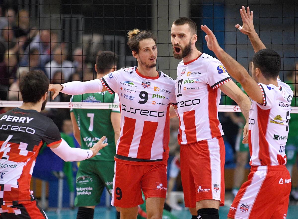 Piłka nożna na najwyższym europejskim poziomie, siatkówka w wykonaniu najlepszych siatkarzy na świecie i konkursy skoków narciarskich z udziałem biało-czerwonej drużyny z Kamilem Stochem na czele – tak będzie wyglądał nadchodzący tydzień w sporcie. Fani futbolu będą obserwować zmagania w fazie grupowej Ligi Mistrzów. Kibice siatkówki będą emocjonować się rozgrywanymi w Polsce klubowymi mistrzostwami świata. Natomiast wielbiciele Kamila Stocha i spółki będą trzymać kciuki za skoczków, którzy wystartują w Niżnym Tagile.