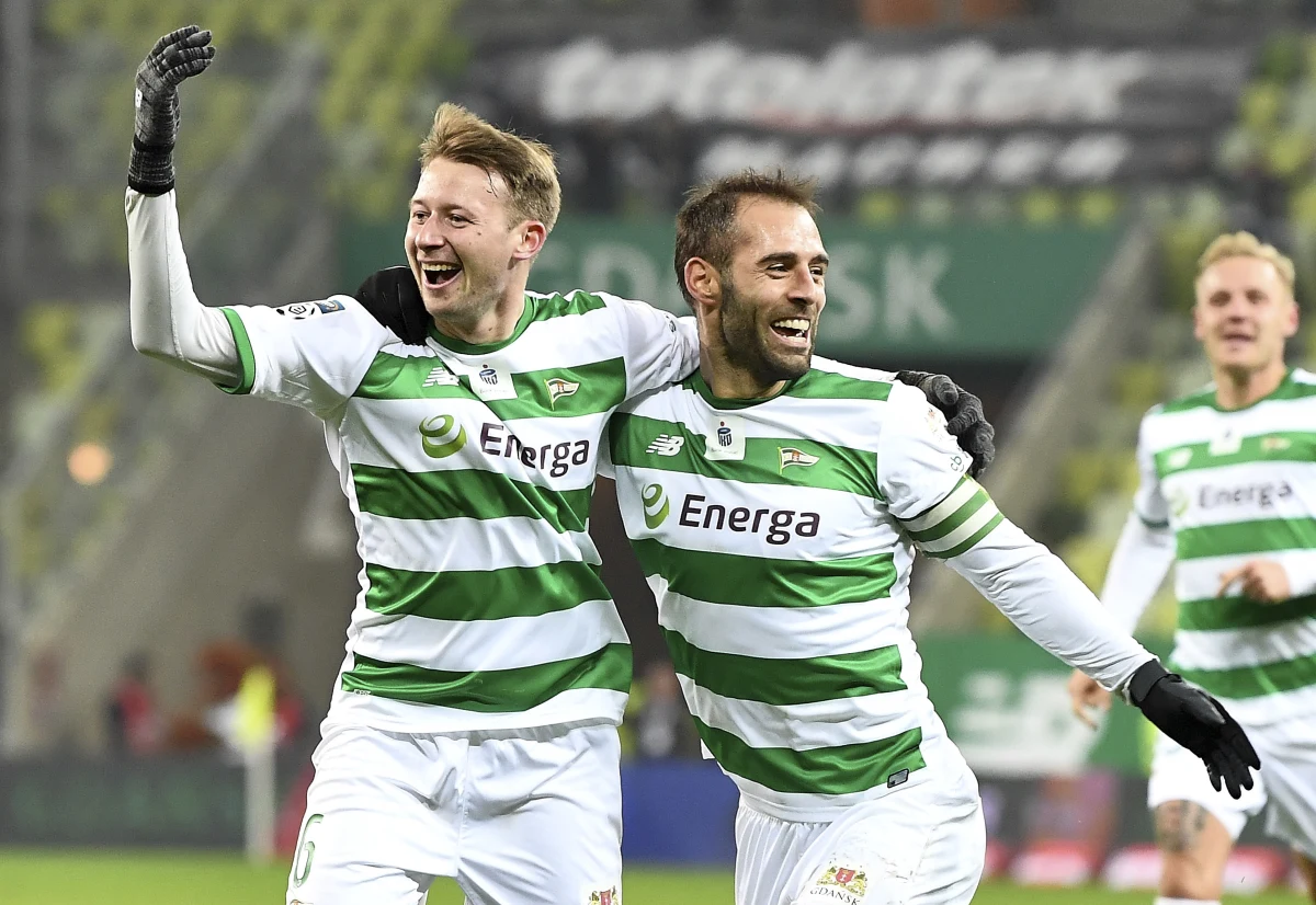 Piłkarze Lechii Gdańsk w 16. kolejce ekstraklasy pokonali u siebie zajmującą dotychczas drugie miejsce Jagiellonię Białystok 3:2 i umocnili się na prowadzeniu. Nowym wiceliderem jest Legia Warszawa, która również w niedzielę wygrała w Lubinie z Zagłębiem 1:0.