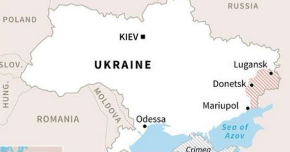 Rosyjska Federalna Służba Bezpieczeństwa (FSB) potwierdziła w niedzielę wieczorem, że zatrzymała trzy okręty Ukrainy i że w celu ich zatrzymania użyła broni. FSB oświadczyła, że okręty naruszyły granicę Rosji. Według Rosjan okręty przekroczyły granicę i "manewrowały w sposób niebezpieczny", a także, że nie reagowały na polecenia jednostek rosyjskich - służb pogranicznych FSB i okrętów rosyjskiej Floty Czarnomorskiej. Trzej ukraińscy marynarze zostali ranni - dodały rosyjskie służby. Otrzymali pomoc medyczną. Ich ich życiu nie zagraża niebezpieczeństwo.