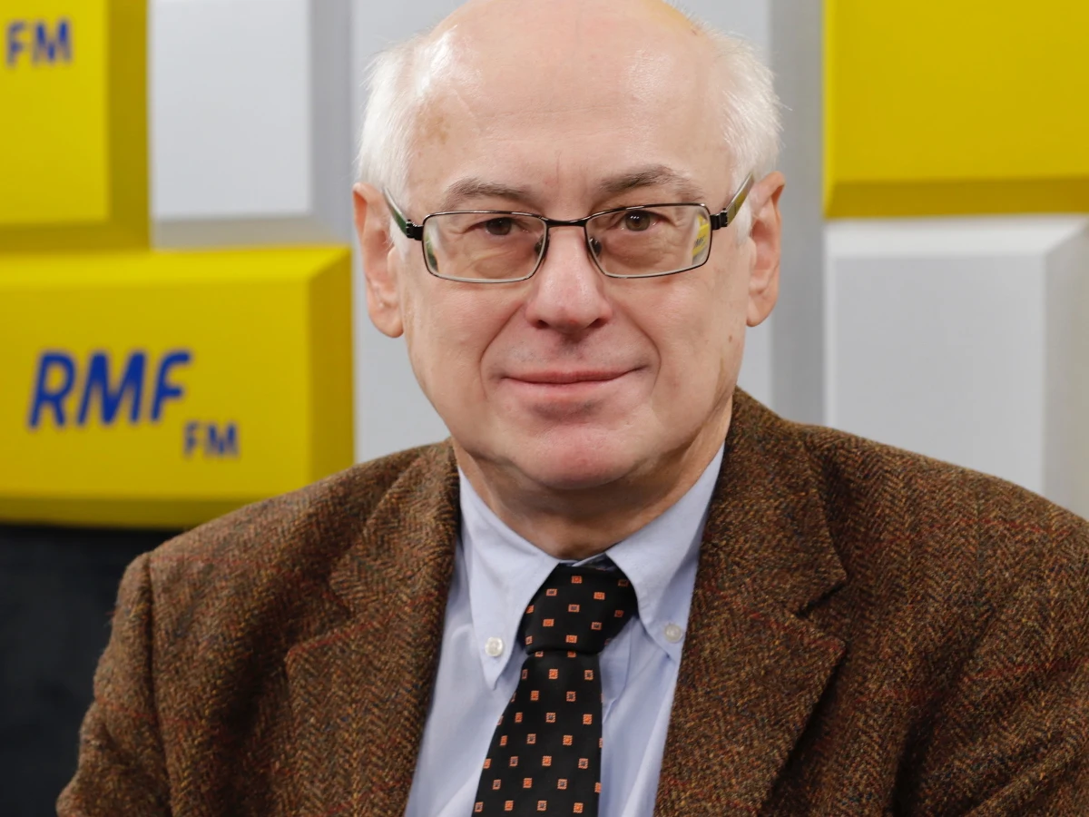 „Oczywiście będziemy się oburzać, negocjować, będą naciski dyplomatyczne” - takie reakcje przewiduje w sprawie zaostrzającego się konfliktu Rosji z Ukrainą prof. Zdzisław Krasnodębski z Prawa i Sprawiedliwości. „Paradoksalnie to może być korzystne dla Ukrainy, bo tam się toczy zapomniana wojna” - mówi w Porannej rozmowie w RMF FM wiceszef Parlamentu Europejskiego. „Ta data, to że wczoraj zaostrzył się konflikt, nieprzypadkowo się zbiegła z kwestią Brexitu” - dodaje gość Roberta Mazurka.