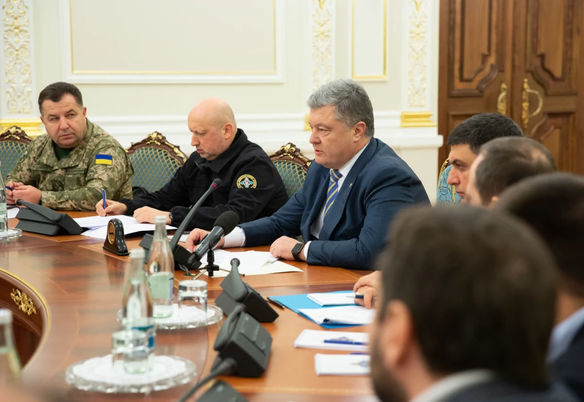 Sprzeczne informacje docierają na temat losu marynarzy rannych we wczorajszym rosyjskim ataku na jednostki ukraińskiej marynarki wojennej na Morzu Azowskim. Ukraińcy mówią o sześciu rannych żołnierzach. Z kolei Rosjanie twierdzą, że niegroźnie rannych zostało trzech ukraińskich marynarzy. 