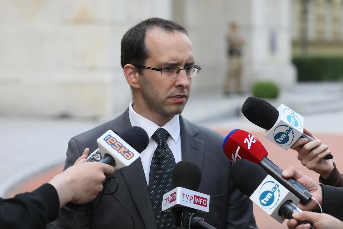 "Polskie służby specjalne monitorują sytuację na Ukrainie, szczególnie na Morzu Azowskim" - poinformował rzecznik ministra koordynatora służb specjalnych Stanisław Żaryn. "Sytuacja w tamtym regionie oceniana jest jako poważna" - dodał i jednocześnie zapewnił, że polskie służby specjalne są w kontakcie ze swoimi ukraińskimi odpowiednikami. W poniedziałek szef MON Mariusz Błaszczak spotkał się m.in. z szefem Sztabu Generalnego WP, dowódcami Sił Zbrojnych RP oraz szefami wojskowych służb. Powodem jest rosyjsko-ukraiński konflikt na Morzu Azowskim. 