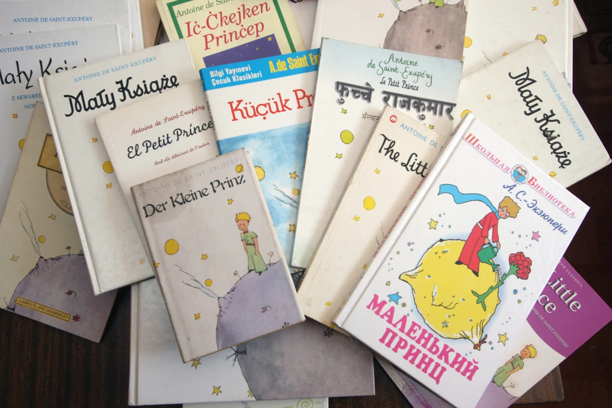 Klasyka światowej literatury - „Mały Książę” - ukazał się właśnie w tłumaczeniu na śląski nakładem Wydawnictwa Media Rodzina. Autorem przekładu jest Grzegorz Kulik, który przetłumaczył już „Opowieść wigilijną” Charlesa Dickensa i „Dracha” Szczepana Twardocha.