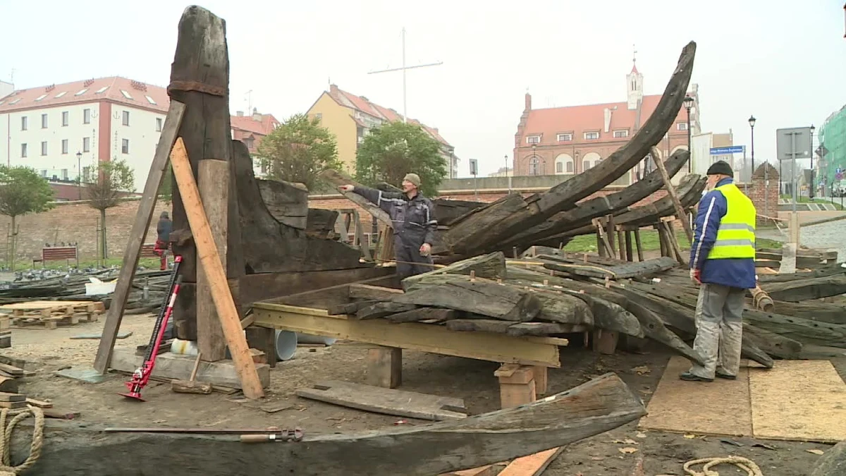 Odkryty dwa lata temu na plaży w Międzywodziu wrak XIX-wiecznego żaglowca pomału wraca do swojego pierwotnego kształtu. W Kamieniu Pomorskim trwa rekonstrukcja statku. Prace prowadzone są z największą pieczołowitością i przy wykorzystaniu klasycznych technik szkutniczych. "To jest jak składanie puzzli, ale bez możliwości zobaczenia obrazka. Nawet nie wiemy, czy morze wszystko oddało. Już wiemy, że wszystkiego nie oddało. Teraz to składamy i patrzymy, co z tego wychodzi" – powiedział szkutnik Jarosław Bogusławski.