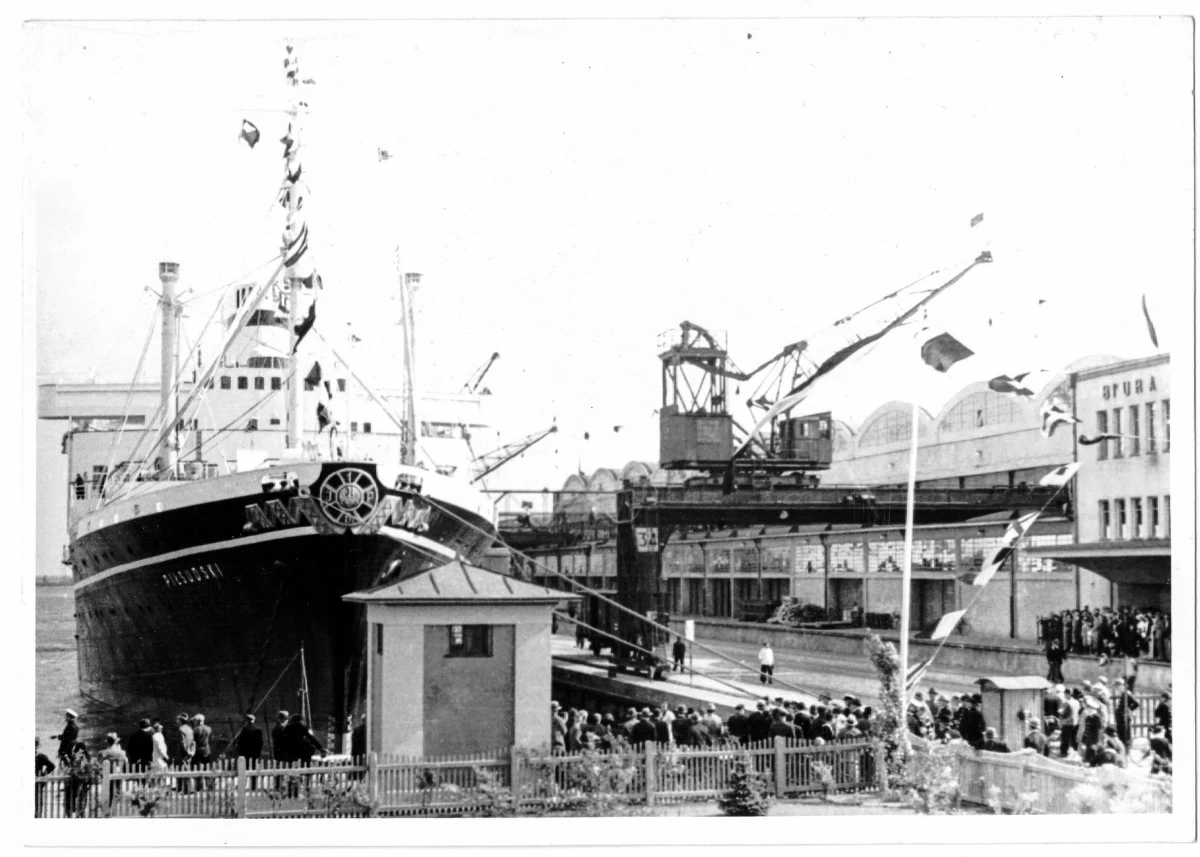 Wnętrza jednego z najwspanialszych polskich statków w historii - MS "Piłsudski" można od dziś zobaczyć dzięki nowoczesnej technologii Virtual Reality. Transatlantyk - określany jako "polski Titanic" - dokładnie 79 lat temu zatonął w Morzu Północnym. Od dziś można zobaczyć, jak wyglądał, gdy wyruszał w podróż. Specjalne pokazy wnętrza statku w najbliższym czasie odbędą się w Chicago i w Londynie. 