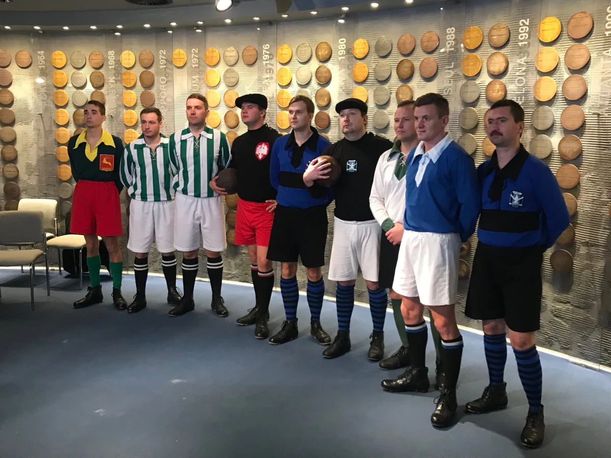 W Warszawie zaprezentowano projekt o nazwie Retro Liga. Miłośnicy historii z grup rekonstrukcyjnych, którzy skupiają się głównie na kwestiach militarnych, zabrali się na poważnie za kwestie sportowe. I tak oto pięć zespołów: Lechia Lwów, Śmigły Wilno, WKS Grodno, WKS 37 PP Kutno oraz WKS 10 PP Łowicz powalczy wiosną o mistrzostwo Polski. Wszystko to w oryginalnych strojach, przedwojenną wersją piłki i według przedwojennych przepisów.