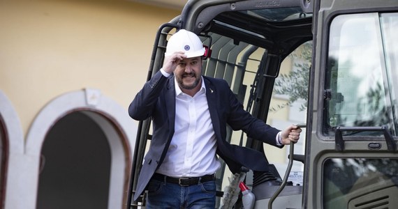 Szef włoskiego MSW, wicepremier Matteo Salvini uczestniczył w Rzymie w burzeniu nielegalnie zbudowanej willi, należącej do mafijnego klanu Casamonica. W kasku wszedł do buldożera, przy pomocy którego prowadzona jest rozbiórka.
