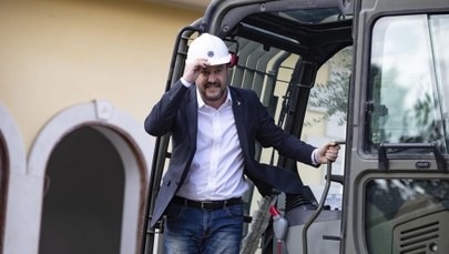 Szef włoskiego MSW w buldożerze podczas burzenia willi klanu mafijnego
