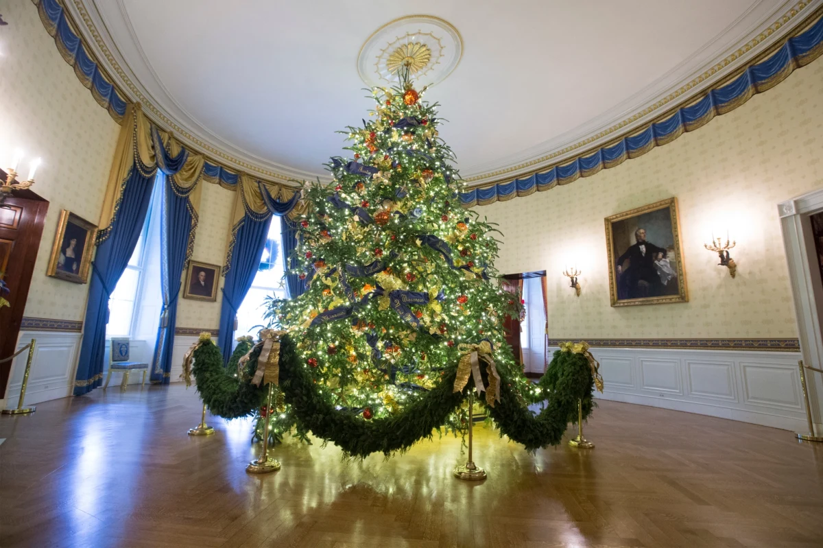 Tak w tym roku wygląda Biały Dom udekorowany na Boże Narodzenie. Temat przewodni dekoracji to „amerykańskie skarby”- celebrowanie amerykańskiego dziedzictwa i patriotycznego ducha. Dziś dekoracje przygotowane przez pierwszą damę Melanię Trump zaprezentowano dziennikarzom. Zobacz film przygotowany przez naszego amerykańskiego korespondenta Pawła Żuchowskiego. 