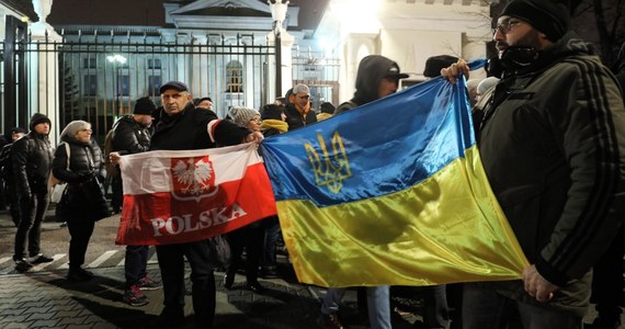 Pod hasłem "Zatrzymać wojnę" odbyła się manifestacja przed ambasadą Federacji Rosyjskiej w Warszawie, zorganizowana przez Euromaidan-Warszawa. Uczestnicy domagali się m.in. uwolnienia zatrzymanych przez Rosjan ukraińskich marynarzy. 