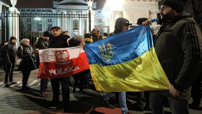 "Zatrzymać wojnę". Manifestacja przed ambasadą Rosji w Warszawie