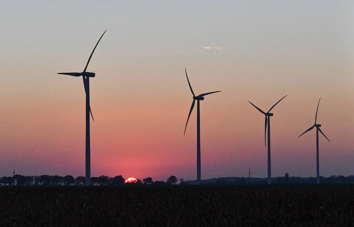 Plan wygaszenia wiatraków ma zapewnić rządowi poparcie górników, ale jest nierealny. Dzięki modernizacji będą się kręcić jeszcze długie lata - pisze wtorkowy "Puls Biznesu". "To absurd, który ma uspokoić górników, ale jest nie do utrzymania - tak można streścić opinię branży wiatrowej o projekcie Polityki Energetycznej Państwa (PEP) do 2040 r." - czytamy w artykule.