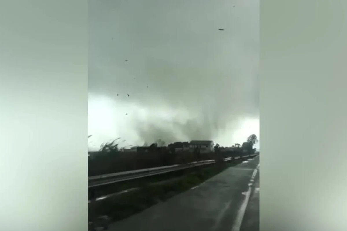 Seria tornad przetoczyła się w niedzielę przez południowo-wschodnie Włochy. Jedno z nich, w okolicach Crotone, zostało nagrane przez kierowcę.