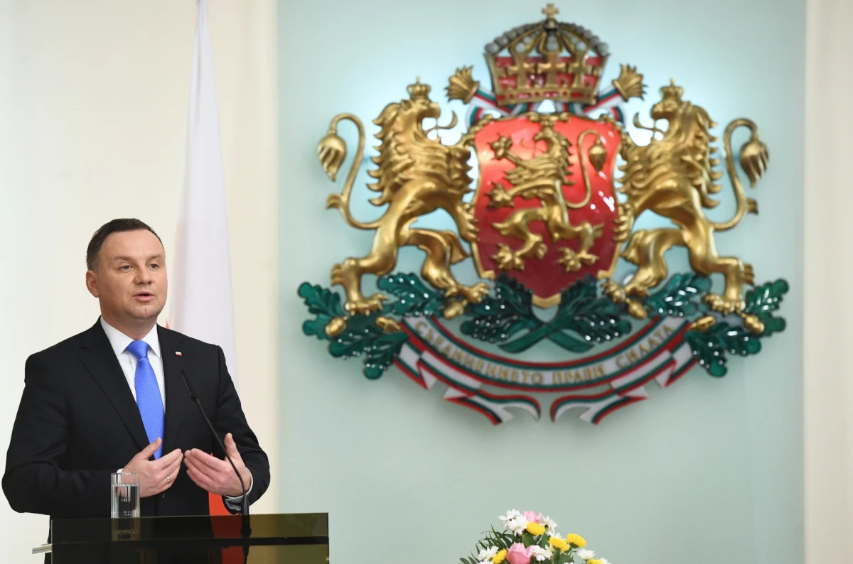 "Jeżeli będą zgłaszane międzynarodowe inicjatywy dotyczące rozszerzenia sankcji wobec Rosji, Polska na pewno będzie się włączała"- powiedział prezydent Andrzej Duda po wtorkowych rozmowach z prezydentem Bułgarii Rumenem Radewem w Sofii. Według prezydenta, nie ma wątpliwości, że Rosja jest na Ukrainie agresorem i że "po raz kolejny doszło do złamania prawa międzynarodowego i zawartych porozumień pomiędzy Rosją a Ukrainą, jeśli chodzi o choćby żeglugę na Morzu Azowskim". "To jest coś, czego zaakceptować nie można i Polska się z takim działaniem absolutnie nie godzi" - zaznaczył Andrzej Duda. 