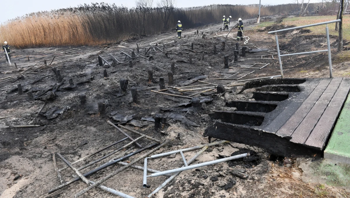 Prace porządkowe wstrzymane, kiedy ruszy odbudowa spalonej promenady - tego nie wie nikt. Mieszkańcy Trzebieży są załamani po pożarze, który w weekend strawił prawie kilometr pomostów na brzegu Zalewu Szczecińskiego.