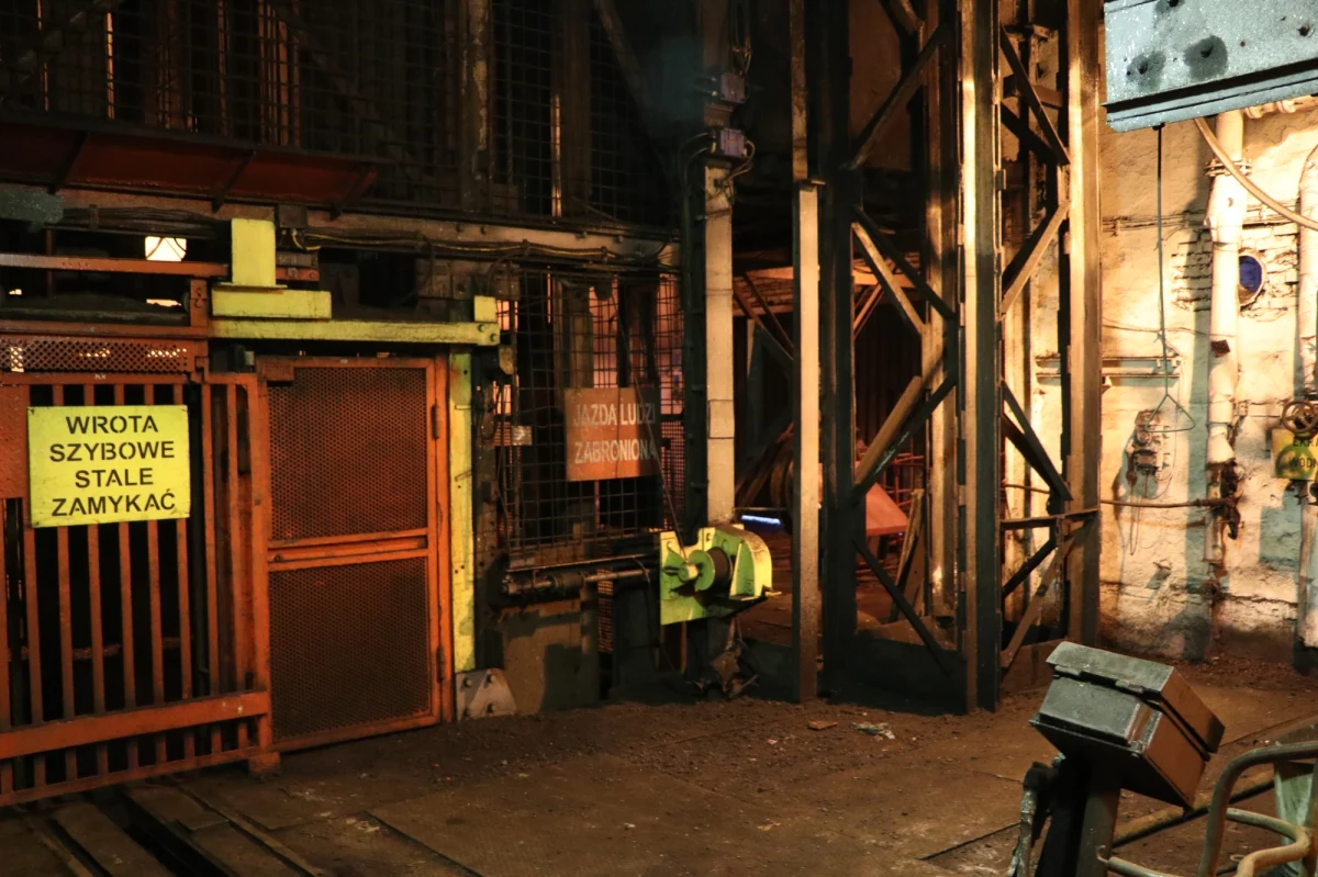 35-letni górnik zginął w należącej do KGHM Polska Miedź kopalni Rudna w Polkowicach na Dolnym Śląsku. Mężczyzna został potrącony przez maszynę górniczą. 