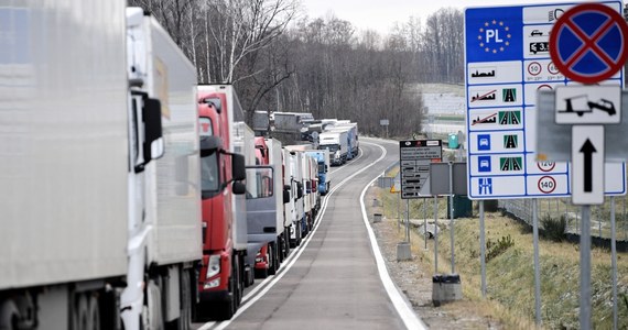 Z każdą godziną powinna się poprawiać sytuacja na granicy polsko-ukraińskiej. Około godziny 9:00 zostały odblokowane wszystkie drogi dojazdowe po stronie ukraińskiej. Od niedzieli nasi wschodni sąsiedzi protestowali przeciwko zmianom w przepisach dotyczących sprowadzania zza granicy samochodów. 