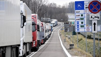 Kierowcy tkwią na granicy z Ukrainą. "Nie jadę, nie zarabiam"