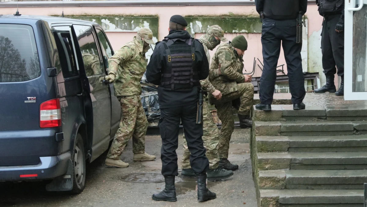 Sąd w Symferopolu na anektowanym przez Rosję Krymie nakazał umieszczenie w areszcie do 25 stycznia 2019 r. dwunastu ukraińskich marynarzy, których siły rosyjskie zatrzymały w niedzielę po ostrzelaniu okrętów Ukrainy w Cieśninie Kerczeńskiej.
