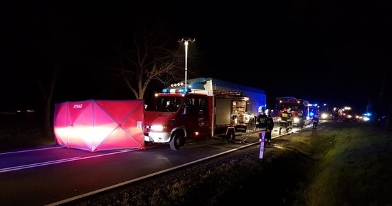 Trzy osoby zginęły w wypadku w miejscowości Jęczniki Wielkie na trasie Człuchów-Bydgoszcz w woj. pomorskim. To droga nr 25. Ciężarówka zderzyła się tam z samochodem osobowym. 
