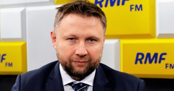 Prokuratura bardzo opieszale działa w tej sprawie, jeżeli dopiero po dwóch tygodniach przesłuchiwany jest Marek Ch. – tak o aferze KNF mówi w Popołudniowej rozmowie w RMF FM Marcin Kierwiński. Służby państwa nie zrobiły w tej sprawie kompletnie nic do dzisiaj - uważa szef warszawskiej PO. "Służby specjalne do gabinetu pana Marka Ch. jechały dłużej niż pan Marek Ch. wracał z Singapuru. Pełna kompromitacja państwa" - podkreśla gość Marcina Zaborskiego. 