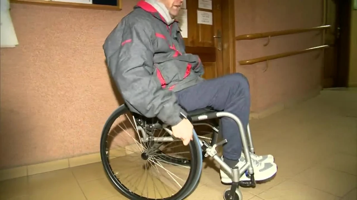 Poruszający się na wózku inwalidzkim radny Łukasz Dudek nie wziął udziału uroczystej inauguracyjnej sesji Rady Miasta Aleksandrowa Kujawskiego. Budynek nie jest przystosowany do potrzeb osób niepełnosprawnych, co uniemożliwiło mu dostanie się na pierwsze piętro i złożenie ślubowania.