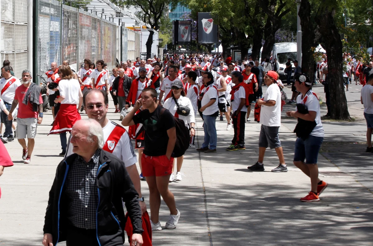 W Ameryce Południowej piłka nożna jest religią. Kibice są w stanie zrobić wiele, by okazać wsparcie ukochanemu zespołowi, szczególnie, gdy rywalizują ze sobą drużyny z jednego miasta, odwieczni rywale, tak jak ma to miejsce w tegorocznym finale Copa Libertadores. Czasem pomysły kibiców przekraczają jednak wszelkie wyobrażenie, tak jak zachowanie matki, która przykleiła do brzucha syna race, by przeszmuglować je na stadion Boca Juniors.